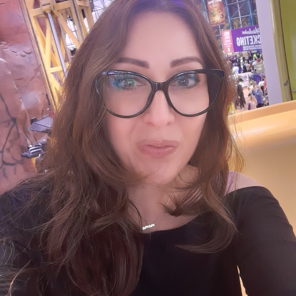 Meet your Posher, Jessica - Picture 2 of 2